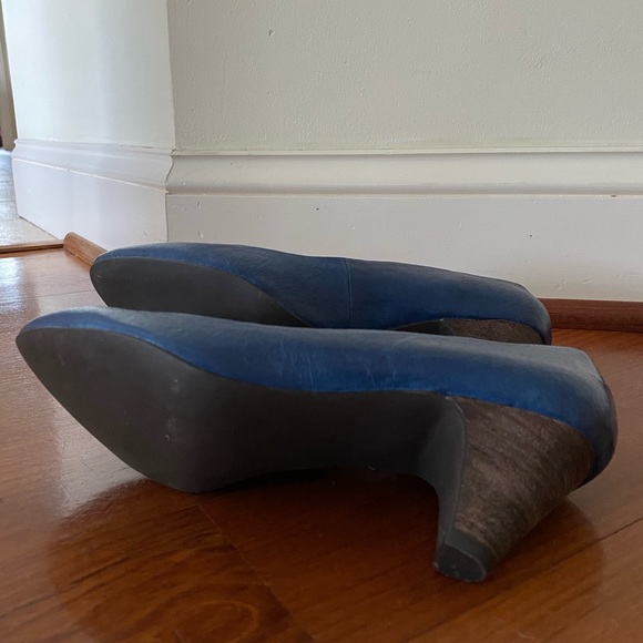 New in box Steve Madden Sadee Navy Leather Heels- Size 7 - Picture 2 of 4